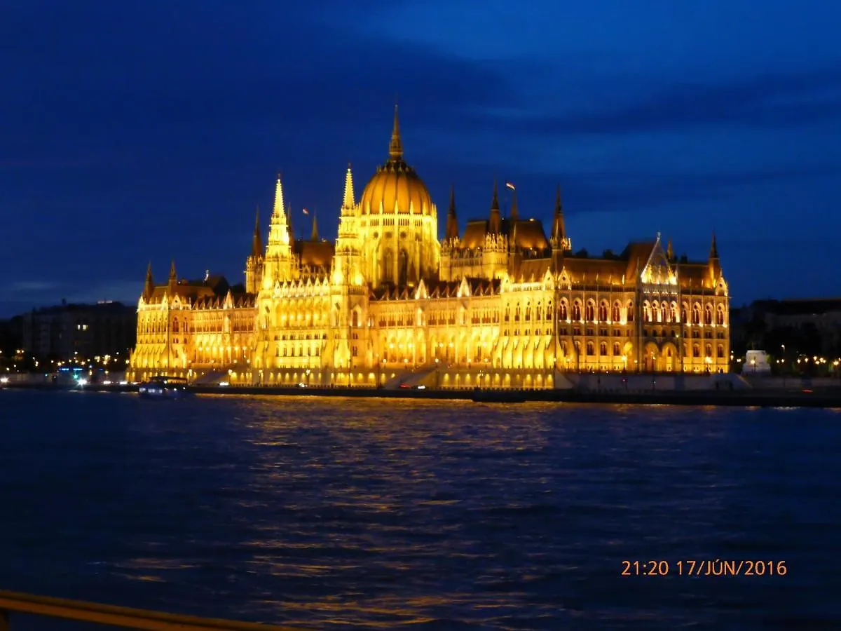 Elegant Apartment With Buda Castle View Budapest